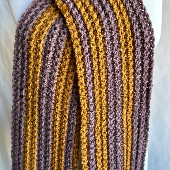 Two-tone elongated stripe knit scarf - Picture 3 of 5
